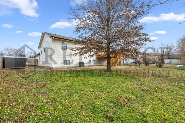 Building Photo - 215 Peachwood Dr