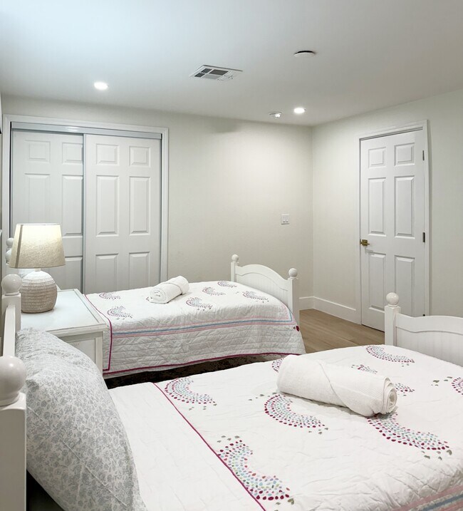 Building Photo - 156 N Boulevard of the Presidents