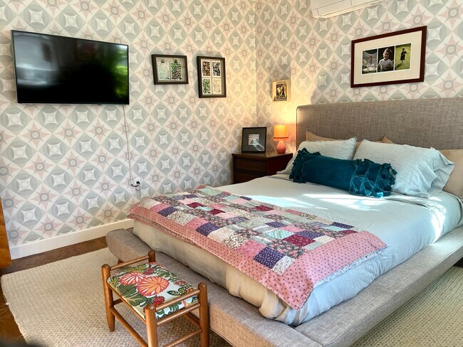 Guest room - Queen bed - 7 Gleason St
