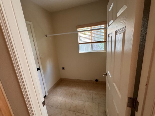 Building Photo - 10060 Eagles Landing Ct
