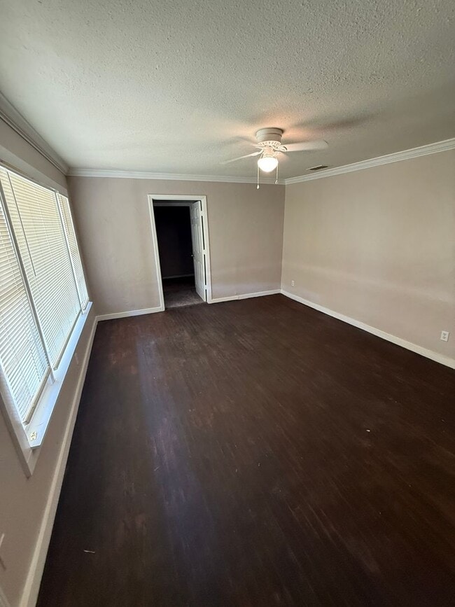 Building Photo - Available NOW! 4 bedroom 2 bathroom in Medical District