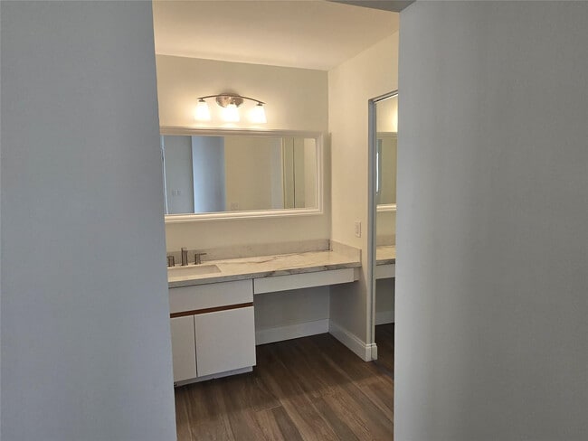 Building Photo - 2177 Montpeliar