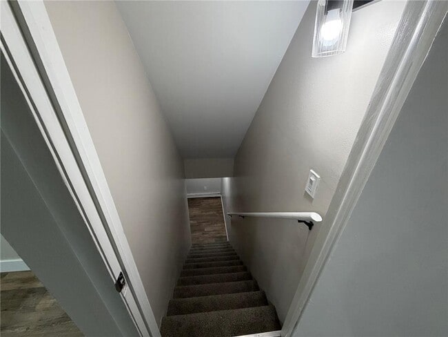 Building Photo - 212 42nd Ave NE