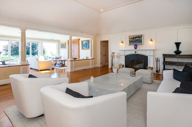 Building Photo - 3 Barclay Sq