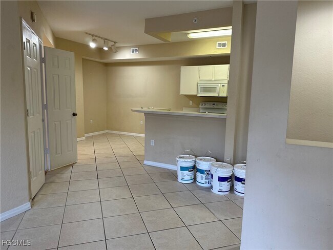 Building Photo - 6300 Aragon Way