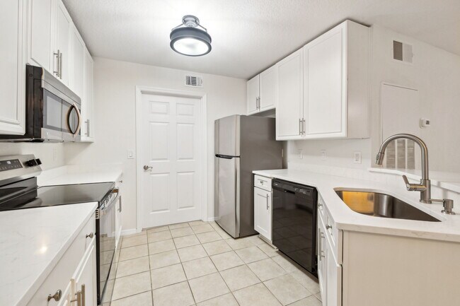 Building Photo - 9 Arbor Club Dr