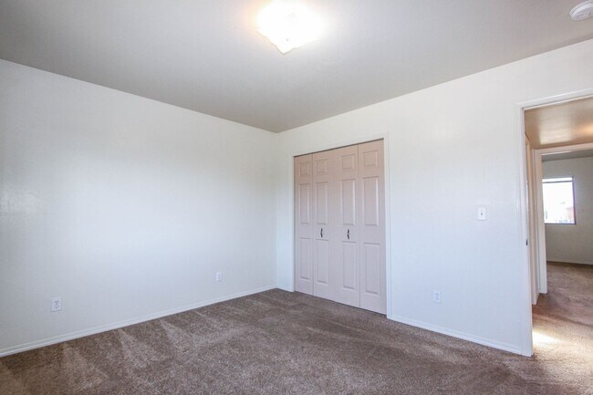 Building Photo - 8040 E Lakeshore Dr