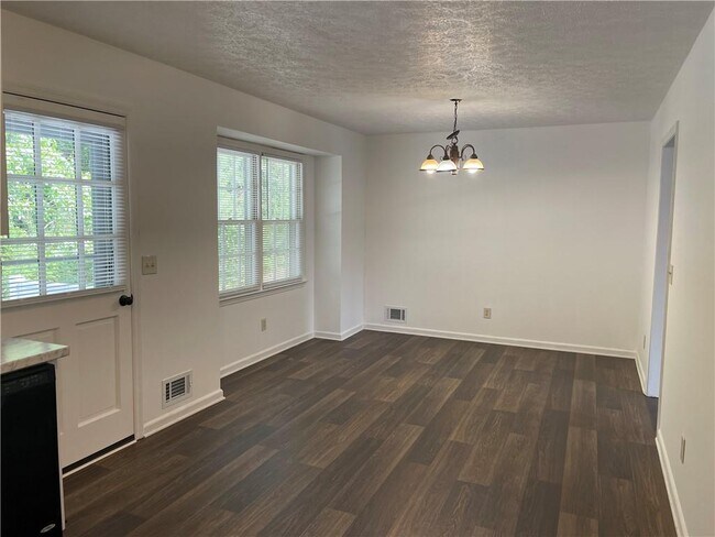 Building Photo - 290 Carmon Dr