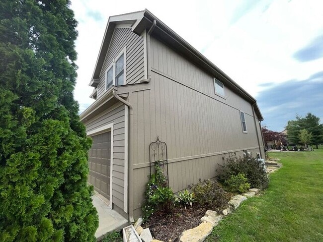 Building Photo - 5 Bedroom, 3 Bathroom California Split Sty...