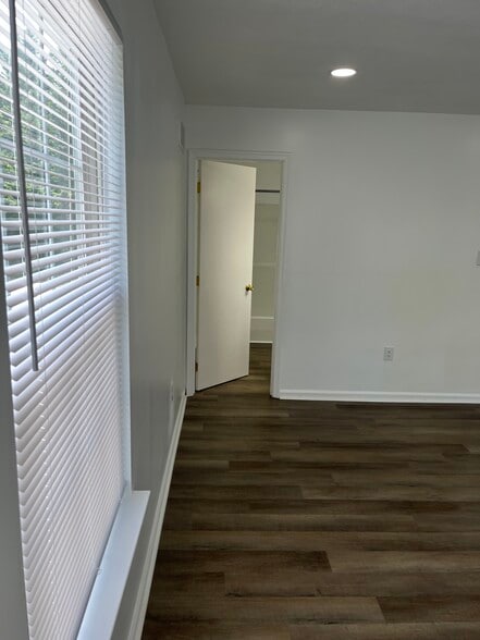 Building Photo - 102 Gateway Dr