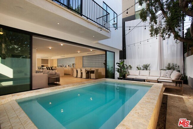 Building Photo - 508 N Sweetzer Ave