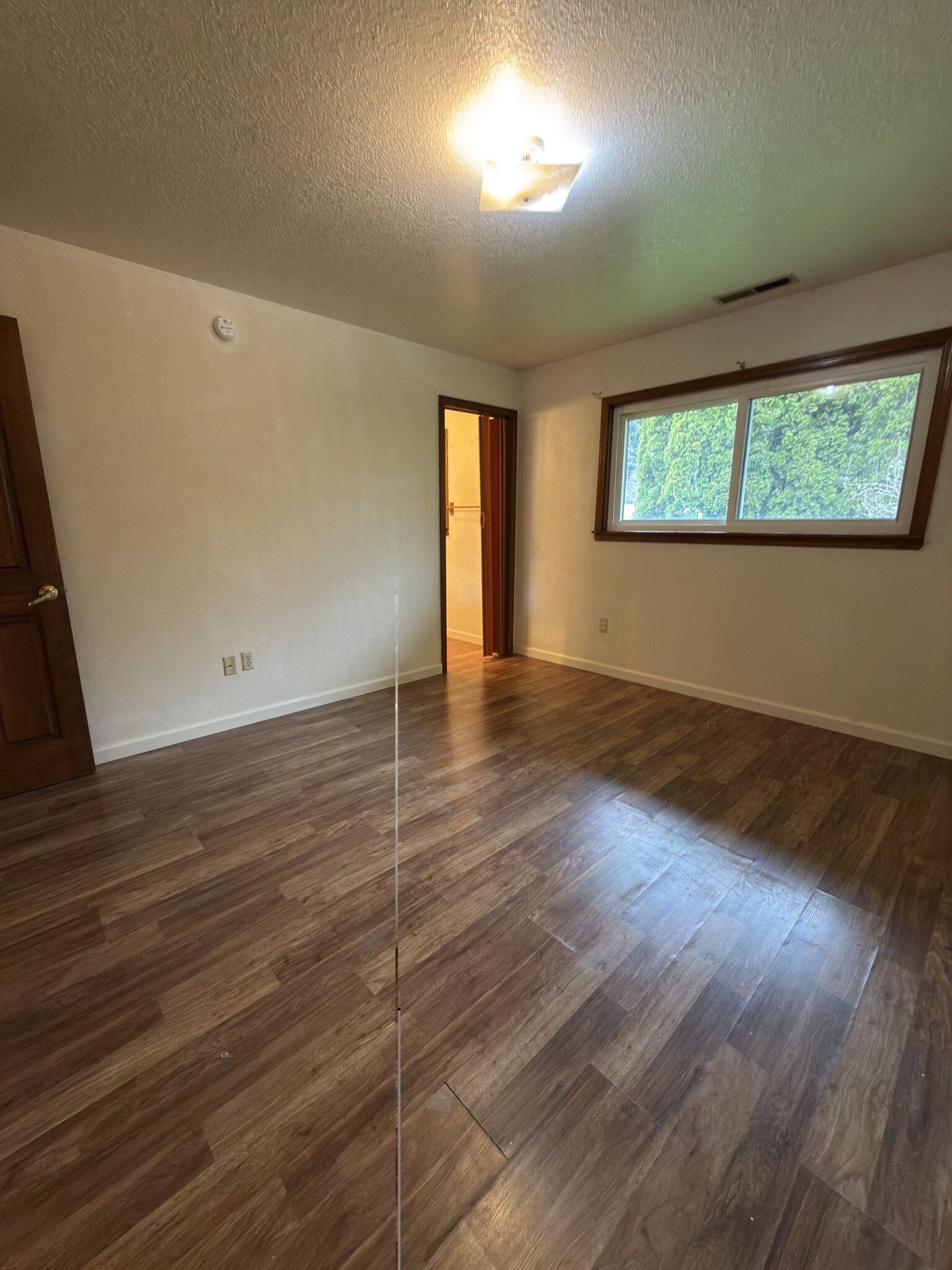 Building Photo - 2547 NE Holmes Rd