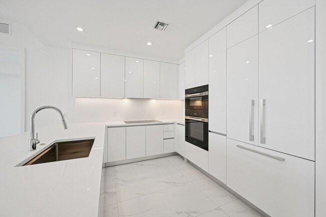 Building Photo - 220 Lake Shore Dr