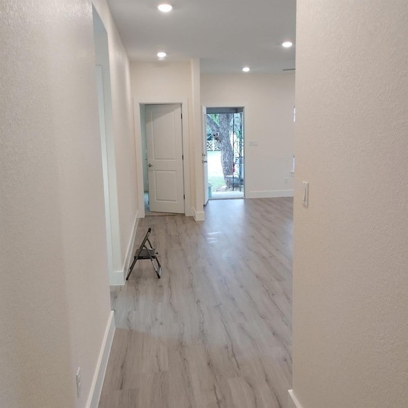 Building Photo - 928 E Cameron Ave