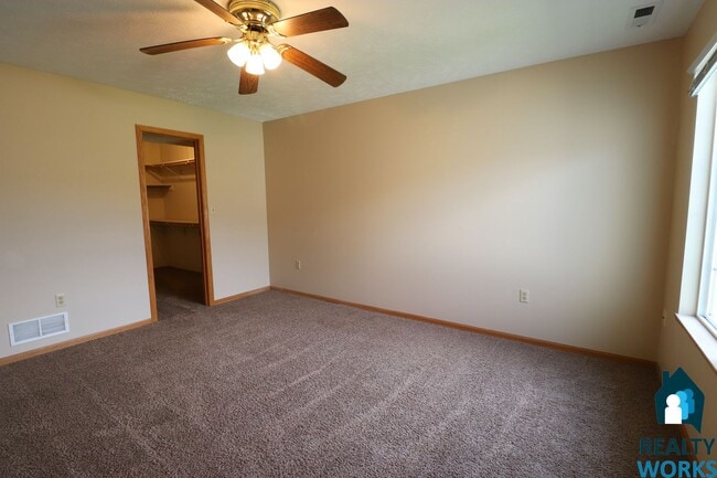 Building Photo - Corner Unit 3 Bedroom TownHome!