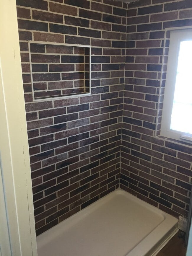 Building Photo - 202 N 5th St