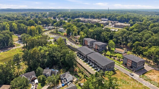 Building Photo - 424 Old Town Vlg Rd
