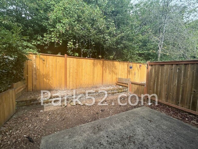 Building Photo - 2 Bedroom University Place Townhome
