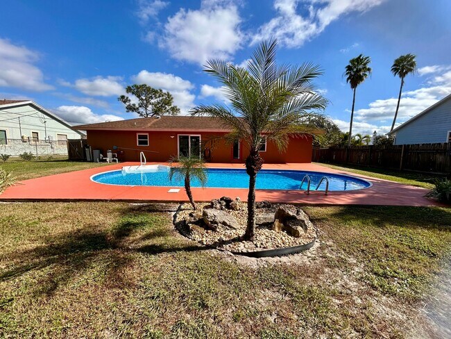 Building Photo - 316 NW Avens St