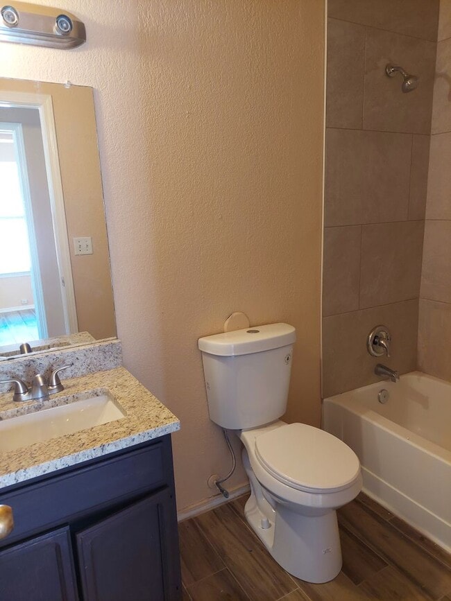 Building Photo - 3 bedroom 2 bathroom home!