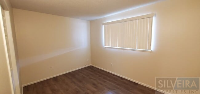 Building Photo - 3 bed, 1.5 bath home available!