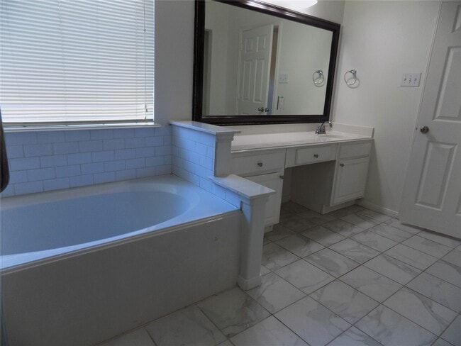 Building Photo - 1918 Appleton Dr