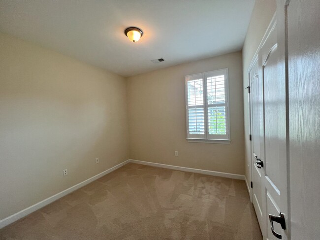 Building Photo - MARKET COMMON - 3 BEDROOM, 2.5 BATH HOME A...