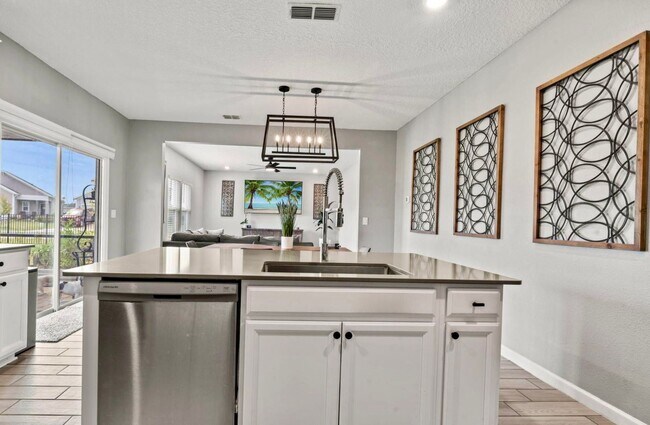 Building Photo - Gorgeous 4/ 2.5 Home in the Beautiful Lake Asbury Area of Clay County! $2,550.00