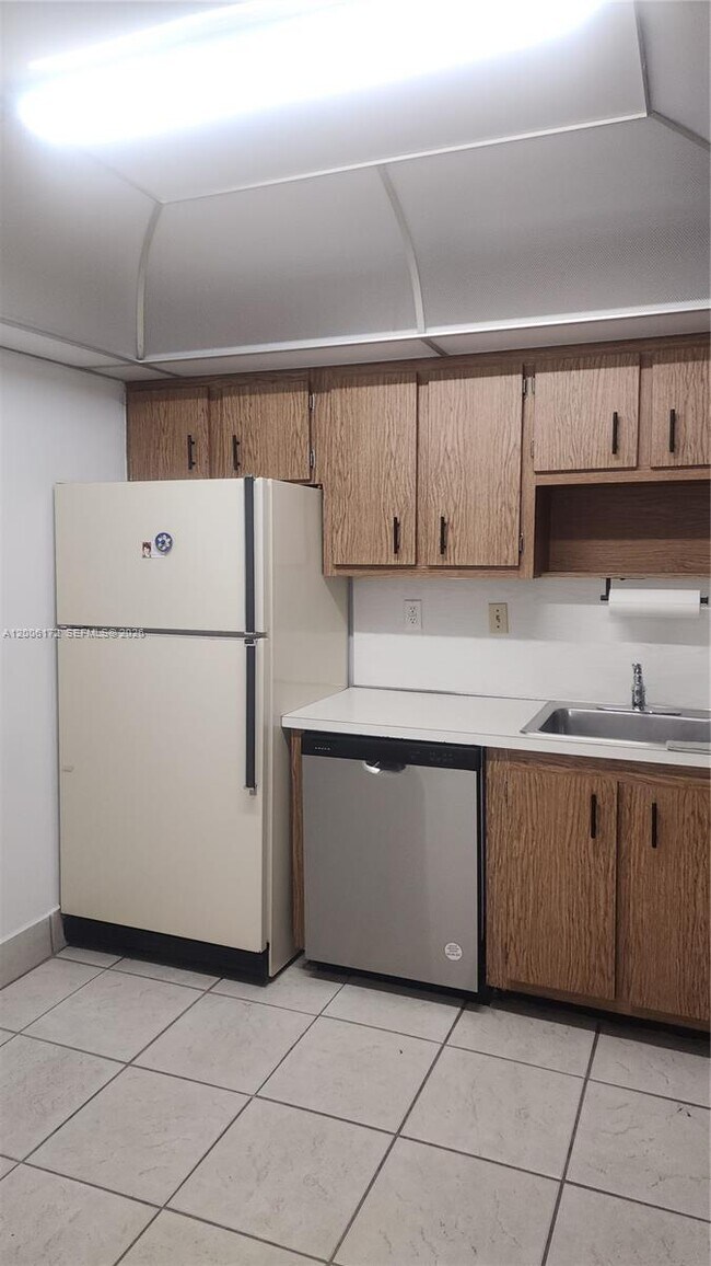 Building Photo - 13707 Kendale Lakes Cir