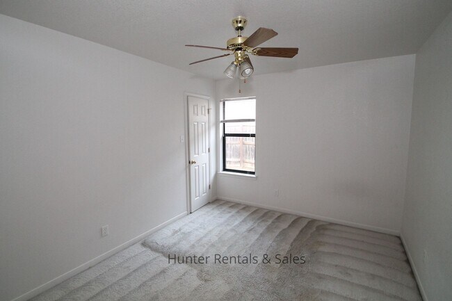 Building Photo - Low Traffic Circle!