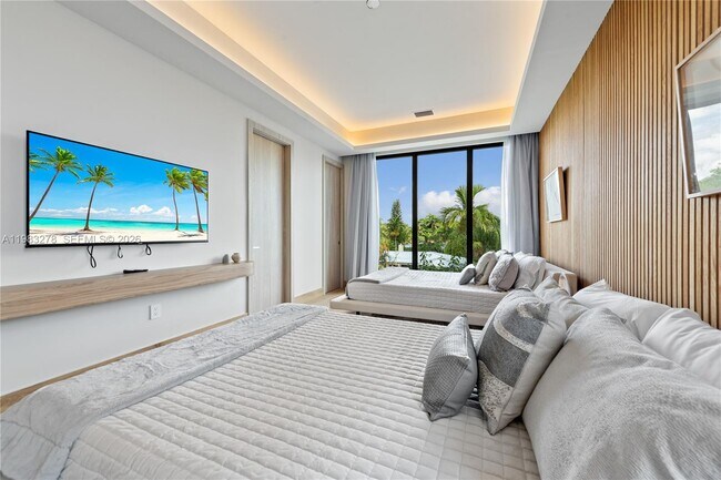 Building Photo - 1200 NE 87th St