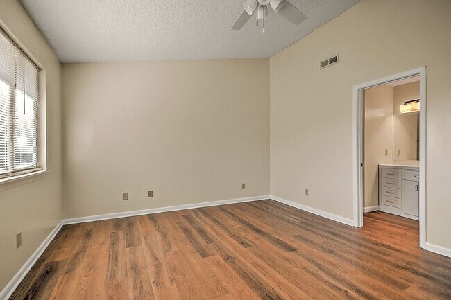 Building Photo - 501 Manor Dr