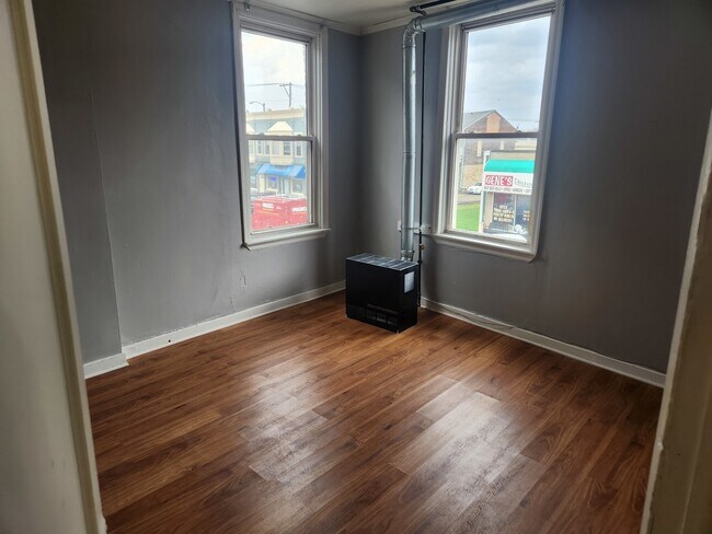 Building Photo - 8 E Railroad St