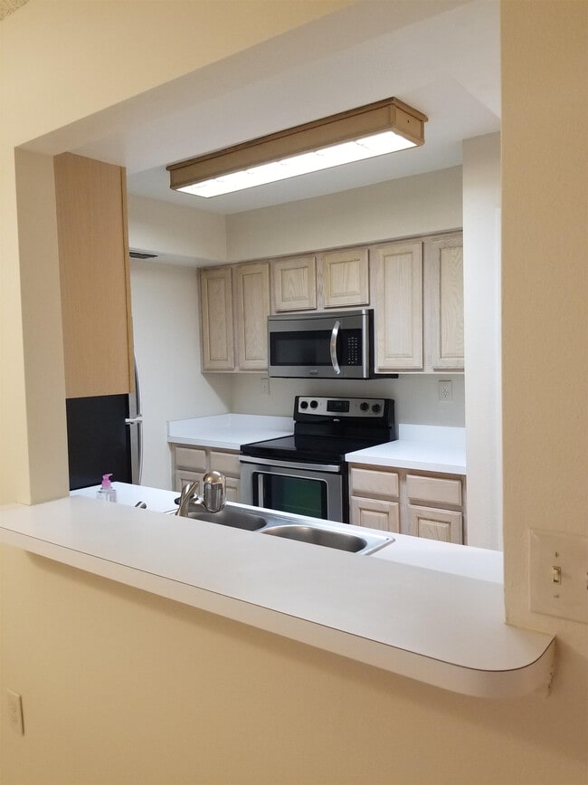 Building Photo - 474 Club Dr