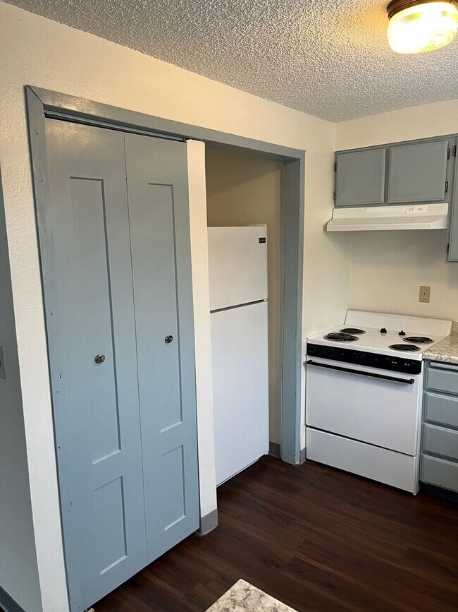 Building Photo - 2 Bedroom, 1 Bathroom Upstairs Apartment -...
