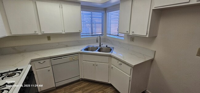 Building Photo - EL CAJON - Nice 3 Bedroom 2.5 Bath Townhou...