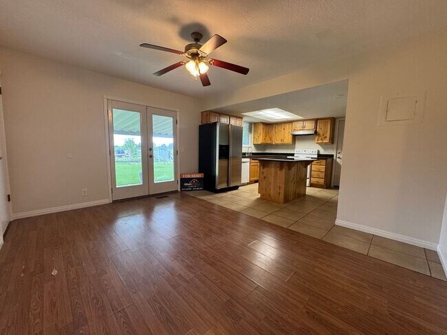 Building Photo - 3 bdrm 1 bath Home. Move in Ready!