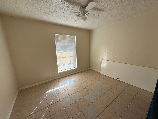 Building Photo - Nice and Spacious Home