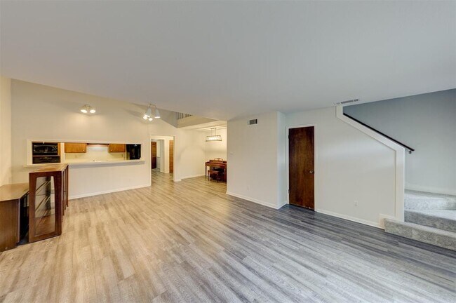 Building Photo - 2452 Country Club Dr