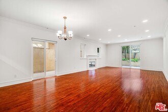 Building Photo - 2306 Fox Hills Dr