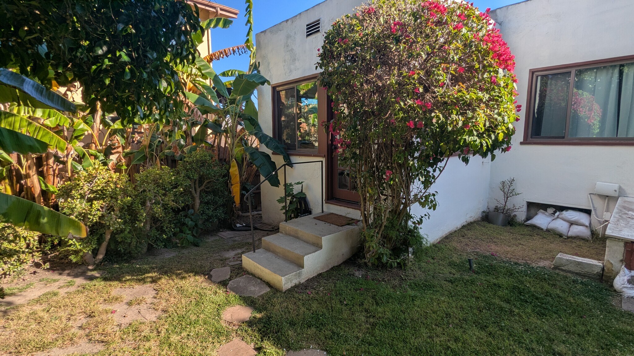 Building Photo - 2510 De la Vina St
