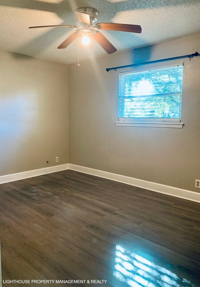 Building Photo - Spacious 2-Bedroom Duplex with Stainless Steel Appliances