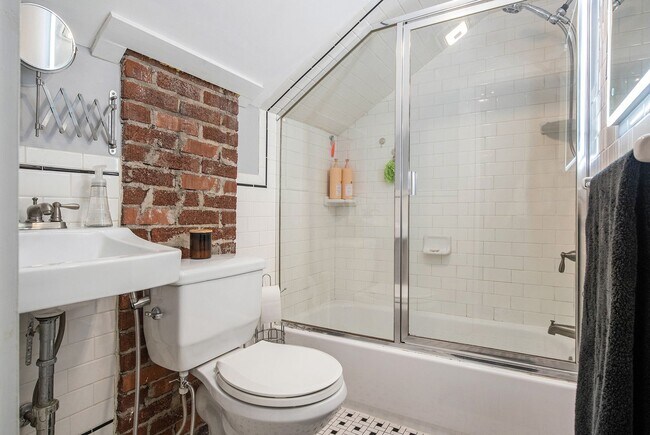 Building Photo - 3 Bedroom 2 Bath Brick Bungalow