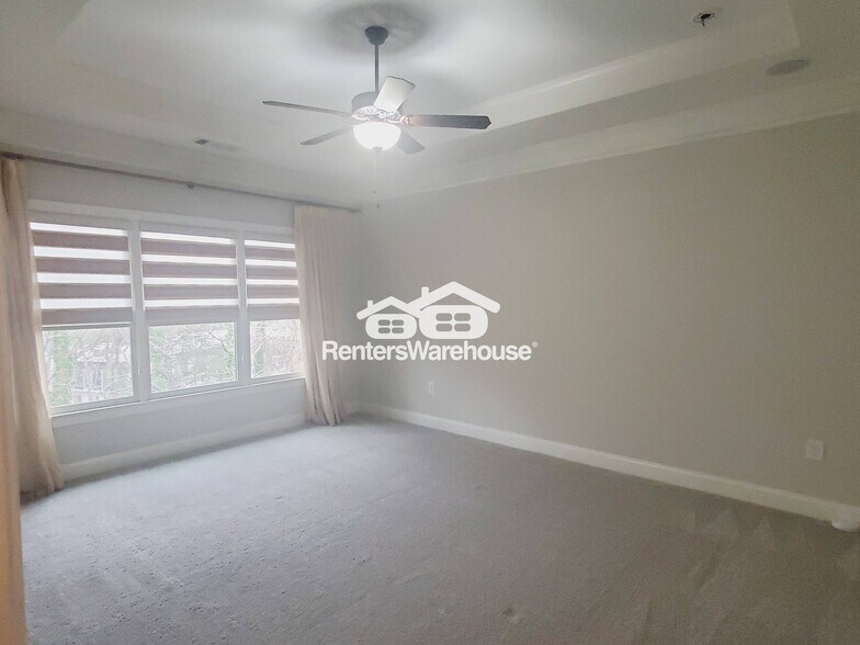 Building Photo - 922 Canterbury Ln NE