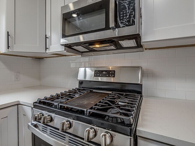 Building Photo - Newly remodeled home