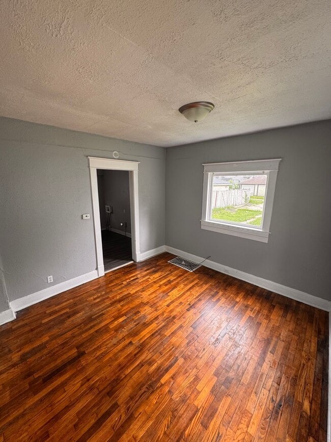 Building Photo - Large 4 bedroom Home