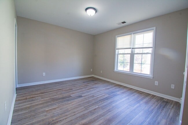 Building Photo - 2 Bedroom 2.5 Bathroom Townhome