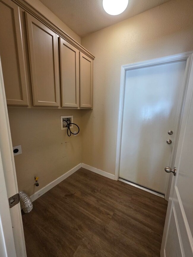 Building Photo - 3 Bedroom 2 Bathroom with Pool in NW Visalia!