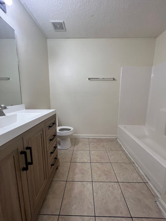 Building Photo - All tiled 3/2 2nd floor condo for rent in ...