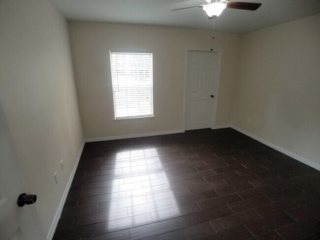 Building Photo - Stunning First Floor 2/2 Lake View  Condo ...